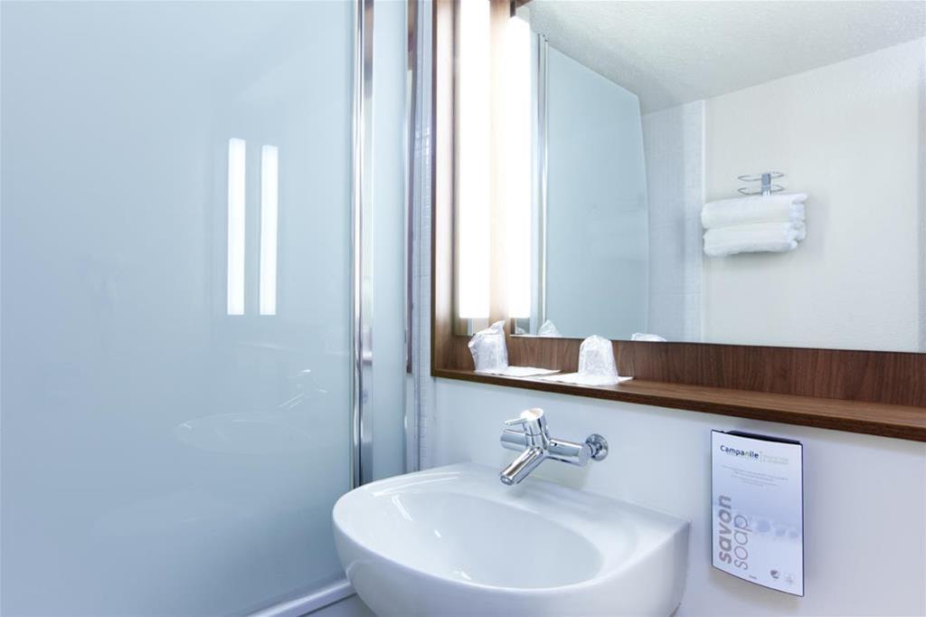 Hotel Campanile Saint-Quentin-En-Yvelines Montigny-le-Bretonneux Habitación foto